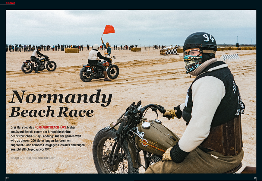 Normandy Beach Race: Klassiker der Baujahre vor 1947 sprinten gegen­einander. Fahrer wie Zuschauer in stilis­tisch passendem Outfit